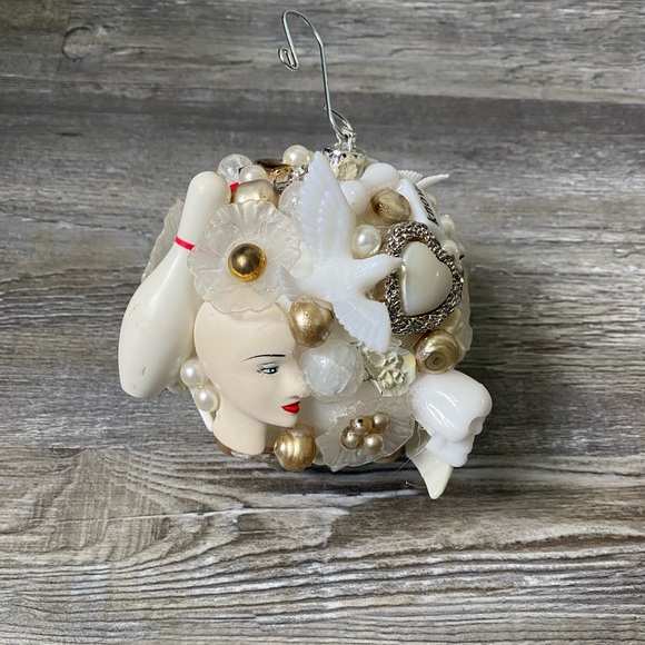 One of a kind white ornament - Picture 6 of 17